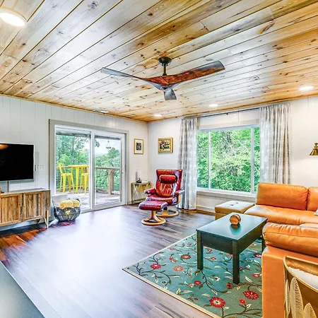 Renovated Franklin Home With Mountain-View Deck!